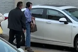 主持人周涛穿便服现身，小腹微凸略发福，座驾才16万与身份不符图片