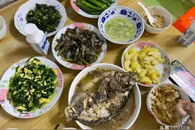 丈母娘要带7个小孩，10天吃完1袋米，12口之家正餐都吃些什么图片