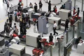 儿子机场检疫大喊"我是中国人"，法国妈妈的教育方式，值得借鉴图片