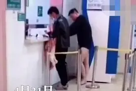 赤脚抱女儿跑四五分钟到医院看急诊男子：看她口吐白沫，我脑子一片空白，以为再也见不到，没意识到只穿内裤图片