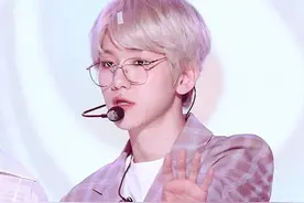 EXO伯贤眼镜杀，斯文雅痞的啵啵虎，怎么会有这么帅的人呢？图片