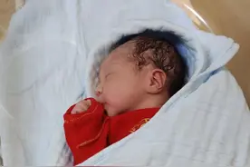 陪产爸爸的纪念：肚子上青紫的掐痕好几个月褪不掉图片