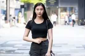 街拍：明眸善睐的美女，一件黑色短袖配黑色短裤，时尚清爽气质图片