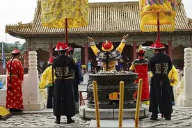 80年代，这五人在四川登基当皇帝，强迫护士为妃子，封蒋介石为王图片