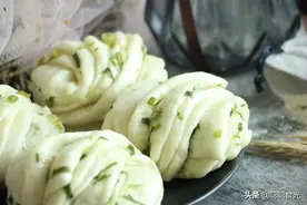 葱花花卷的简单做法，层层松软，葱花翠绿不黄，好吃到停不下来图片