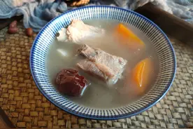 炖排骨汤，先焯水还是直接煮？教你正确做法，汤白味鲜特鲜美图片