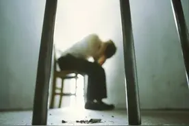 小伙被叫“伟哥”后把对方打至下跪，一审获刑一年半二审改判缓刑两年图片