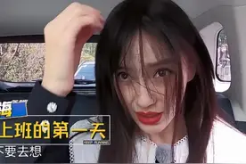 baby徒手薅“假发片”，当镜头拍到她的头顶，原来上帝是公平的图片