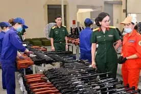越南兵工厂内部曝光，女工在车间生产新型枪械图片