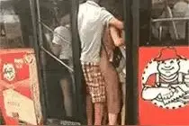 公交车真挤啊，小哥差点没挤上去图片