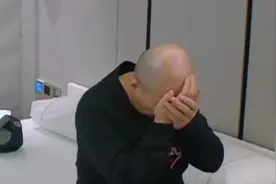 嗜酒的腾格尔：喝掉车子房子，又喝跑媳妇，二婚丧女后，终于哭了图片