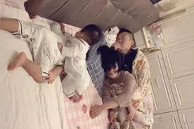 一家四口睡姿照火了，父母花式秀恩爱，俩孩子只能“抱团取暖”图片