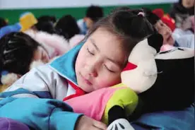 “午睡”真这么神奇？坚持午睡和从不午睡的娃，3年后高低立显图片