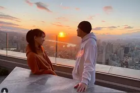 周杰伦晒母子合照为妈妈庆生，69岁叶惠美微笑出镜打扮超朴实图片