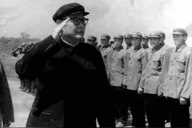 58年粟司令被批判，关键时刻顶住压力，帮大将脱险的3个人是谁？图片