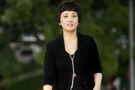 邓婕老得很优雅，一身“黑白配”低调有气质，配利落短发超有范儿图片