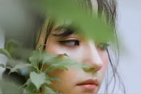 美女棋手黑嘉嘉时尚硬照来袭！身穿长裙的她气质尽显，气场全开图片