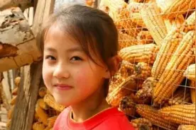 7岁农村小女孩铁嘉欣，因一笑容走红，公司上门签约却被父母拒绝图片