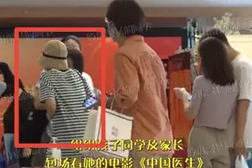 袁泉包场请女儿全班观影，顶烈日贴心买饮料，11岁女儿身材太苗条图片