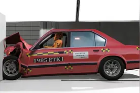 BeamNG：各种视角全方位体验假人驾车高速撞向石柱的瞬间，慢放！