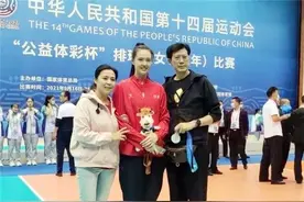 张常宁赛后全家福，满屏大长腿，50岁妈妈垫脚合影，与女儿似姐妹图片