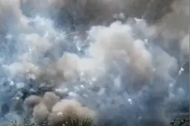 浓烟滚滚！四川南充数百箱非法烟花集中销毁：现场轰鸣声不断视频封面