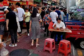 宝安大部分工厂不包吃，快餐店门口排长队，老板却吐槽不赚钱图片