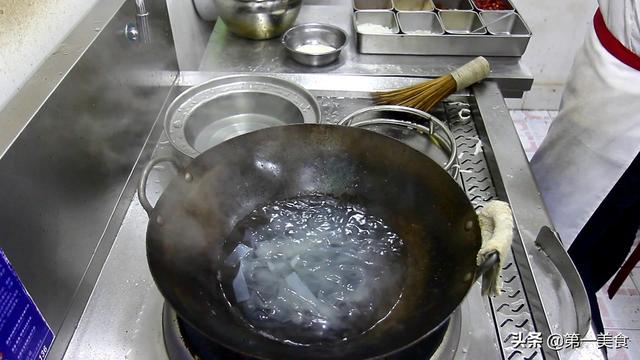 厨师长教你凉拌菜大拉皮做法，劲道爽口，天热最好吃的一道开胃菜