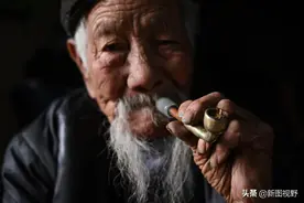 101岁爷爷“烟瘾”极大，每天能抽1包烟，还喜欢吃肥肉，喝浓茶图片