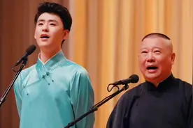 冯巩冒雨在景区演出，郭德纲相声3张票2万，孰是孰非？图片