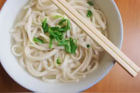 煮面条时，记得提前“放2味”，面条爽滑不坨，又香又好吃图片