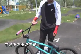 亚运项目民间高手：玩小轮车的年轻小伙图片