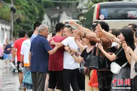 歙县高考生口述：搭“顺风船”赶考，考试结束后我们向武警官兵敬礼图片