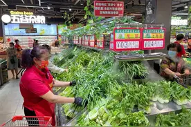 台风天，三亚菜市场肉价稳 菜价涨 供应量足图片