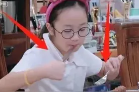 百亿家庭的豪华细节，吴尊为女儿做早餐，意外曝光专用刀叉图片