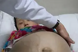 5岁女娃，一月后肚子突然变大，医生一番话，爷爷泪目图片