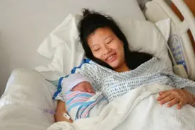 宝宝出生后爸爸朋友圈报喜，宝妈：等我麻药劲过了，找你算账图片