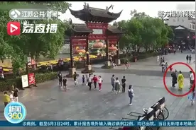 南京夫子庙惊现带刀“锦衣卫”民警：站住！你们带的是管制刀具图片