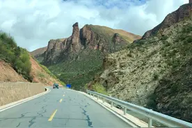 西藏“天空之寺”，四周全是悬崖图片