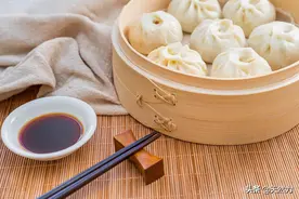 包子是蒸熟了冷冻还是生的冷冻，用对方法，包子松软又好吃图片