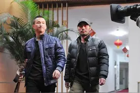 旭日阳刚街头卖唱引来嘲讽，曾经无限风光如今无比落魄，让人吹嘘图片