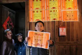 学生奖状“贴满墙”，可父母闷闷不乐，网友：换谁也高兴不起来图片