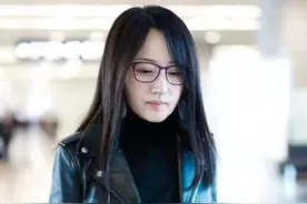 杨钰莹真是公认的“冻龄女神”，穿皮夹克配阔腿裤，洋气减龄图片