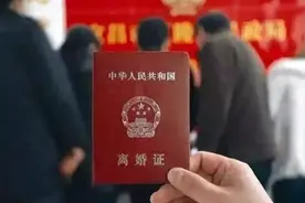 爸妈离婚，姐姐跟着爸爸，妹妹跟着妈妈，长大后性格差距一目了然图片