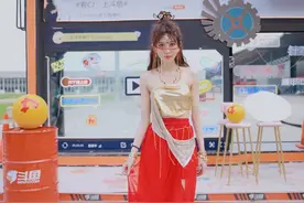 ChinaJoy王羽杉红衣亮相，异域风情唯美演绎，现场还有奥特曼图片