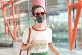 卢靖姗也太大胆，穿红配绿半身裙走机场，不仅不丑还拯救了小粗腿图片