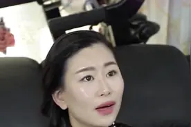 穷小伙抛弃女友消失，两年后翻身成富豪接媳妇回家，结局让人感动视频封面