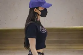 真拼命三娘！杨幂端午上班穿短裤真高调，把板鞋当拖鞋穿太不美观图片