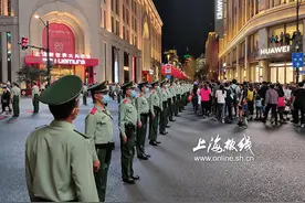 上海南京路牵手外滩后首迎国庆长假超大客流“人肉闸门”启动图片