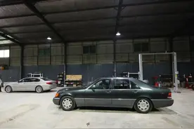 王健林的奔驰600SEL，车牌能换辆迈巴赫，网友：开26年还能上路？图片